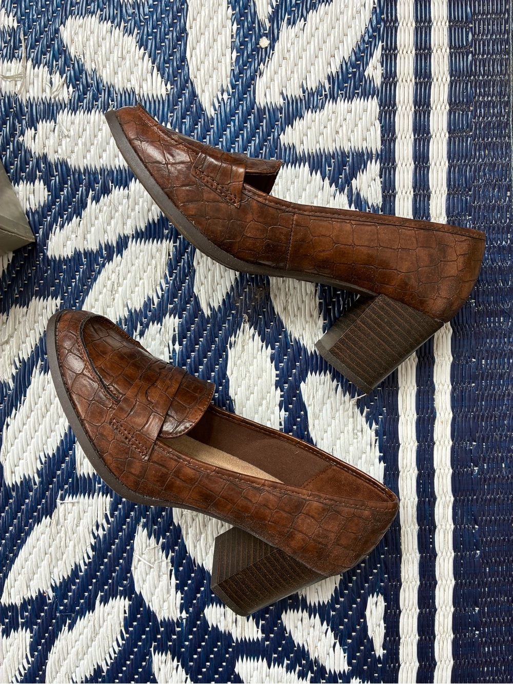 Mi Amore Women's Brown Croc-Embossed Slip-On Loafers